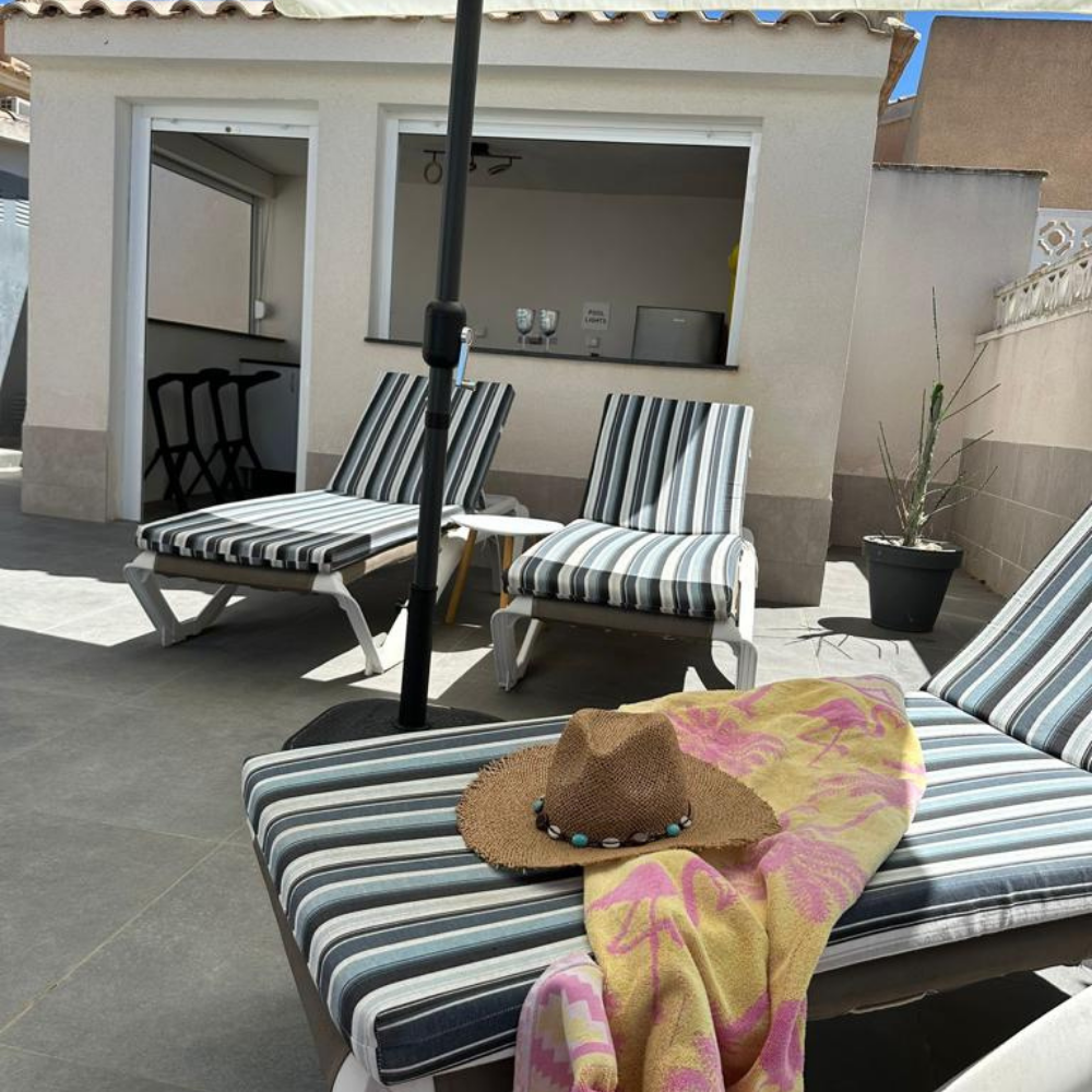 zon terras foto galerij met binnen en buitenfoto’s van onze spaanse villa met prive zwembad la casa de melvino villa huren costa blanca benijofar quesada