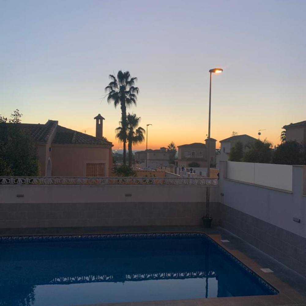 uitzicht in de avond foto galerij met binnen en buitenfoto’s van onze spaanse villa met prive zwembad la casa de melvino villa huren costa blanca benijofar quesada