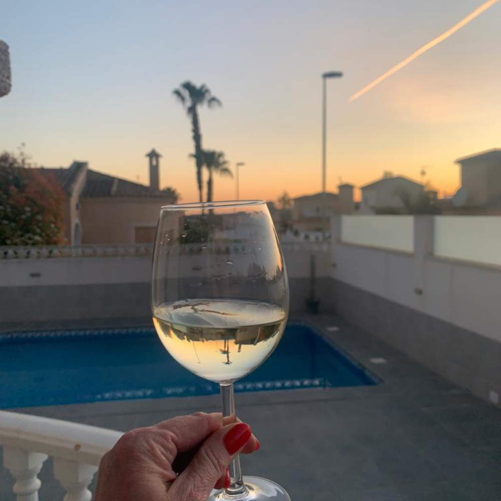 wijn drinken in de avond zon foto galerij met binnen en buitenfoto’s van onze spaanse villa met prive zwembad la casa de melvino villa huren costa blanca benijofar quesada