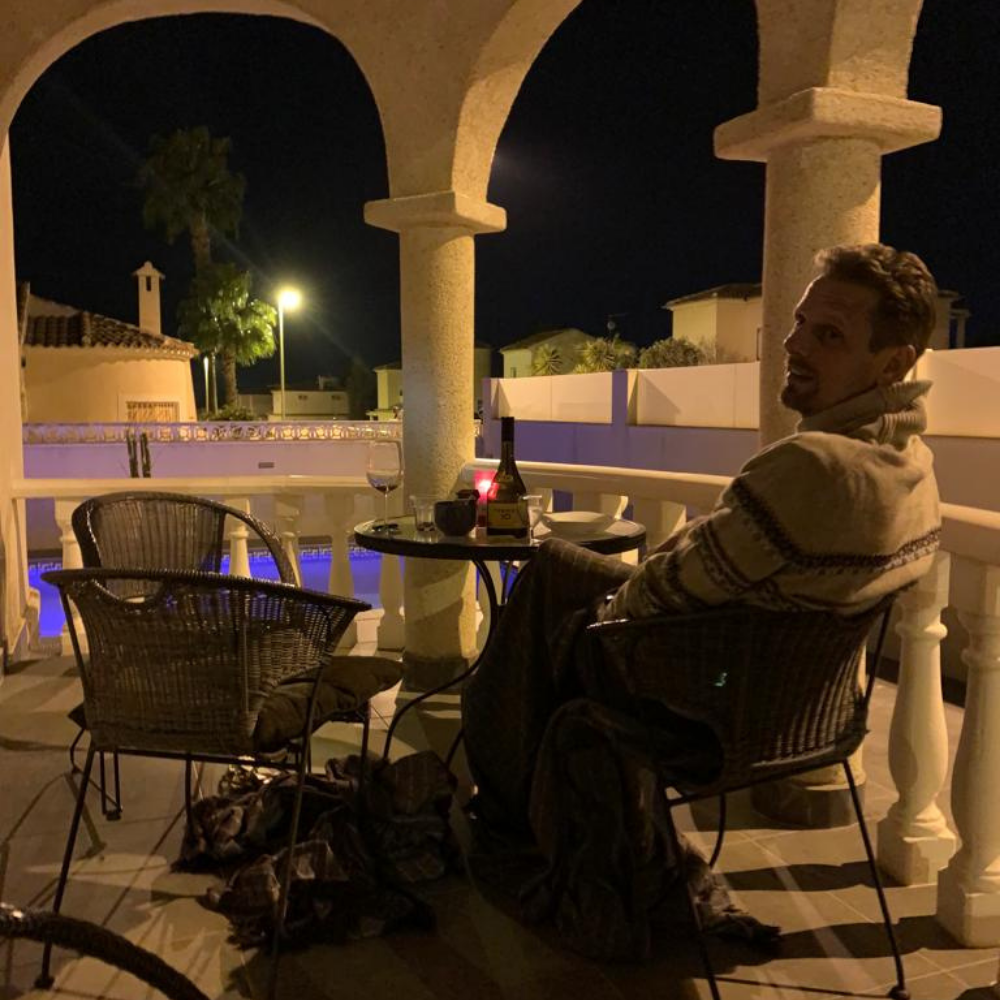 in de avond lekker buiten roken op het terras met mooi uitzicht foto galerij met binnen en buitenfoto’s van onze spaanse villa met prive zwembad la casa de melvino villa huren costa blanca benijofar quesada