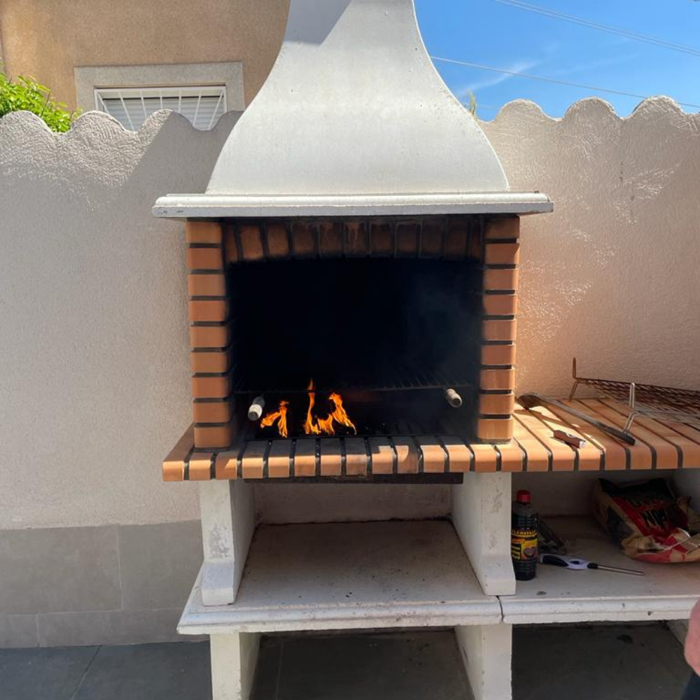 buiten spaanse BBQ foto galerij met binnen en buitenfoto’s van onze spaanse villa met prive zwembad la casa de melvino villa huren costa blanca benijofar quesada