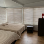 slaapkamer met 2 meter bed en luiken