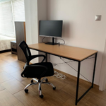 bureau met wifi en scherm