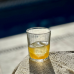 geniet van een cocktail aan het zwembad in een spaanse villa met prive zwembad blader door de fotogalerij van onze villa la casa de melvino in Spanje de costa blanca bij torrevieja, compleet met privé zwembad, ruime keuken, sfeervolle slaapkamers, en een gezellige poolbar. laat je inspireren voor je volgende vakantie. verken de sfeer bekijk zowel de stijlvolle inrichting van binnen als het uitnodigende terras, zwembad en poolbar buiten