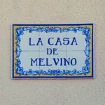 geniet van een cocktail aan het zwembad in een spaanse villa met prive zwembad blader door de fotogalerij van onze villa la casa de melvino insSpanje de costa blanca bij torrevieja, compleet met privé zwembad, ruime keuken, sfeervolle slaapkamers, en een gezellige poolbar. laat je inspireren voor je volgende vakantie. verken de sfeer bekijk zowel de stijlvolle inrichting van binnen als het uitnodigende terras, zwembad en poolbar buite