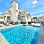 geniet van een cocktail aan het zwembad in een spaanse villa met prive zwembad blader door de fotogalerij van onze villa la casa de melvino insSpanje de costa blanca bij torrevieja, compleet met privé zwembad, ruime keuken, sfeervolle slaapkamers, en een gezellige poolbar. laat je inspireren voor je volgende vakantie. verken de sfeer bekijk zowel de stijlvolle inrichting van binnen als het uitnodigende terras, zwembad en poolbar buite