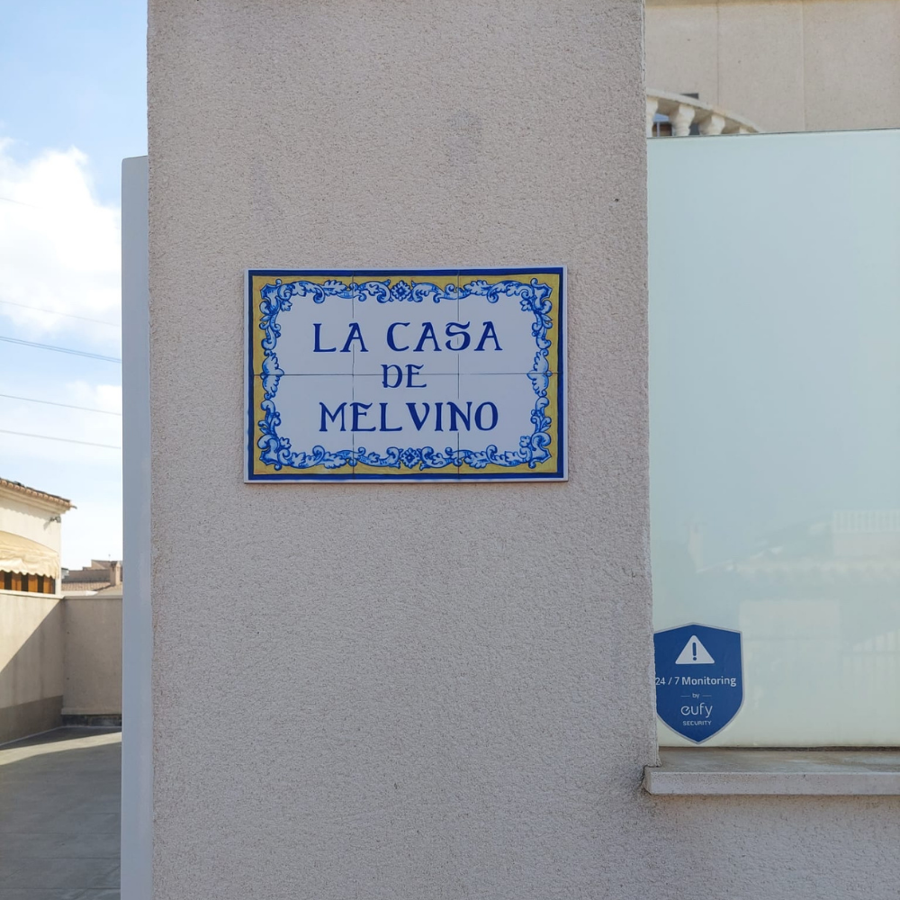 geniet van een cocktail aan het zwembad in een spaanse villa met prive zwembad blader door de fotogalerij van onze villa la casa de melvino insSpanje de costa blanca bij torrevieja, compleet met privé zwembad, ruime keuken, sfeervolle slaapkamers, en een gezellige poolbar. laat je inspireren voor je volgende vakantie. verken de sfeer bekijk zowel de stijlvolle inrichting van binnen als het uitnodigende terras, zwembad en poolbar buite